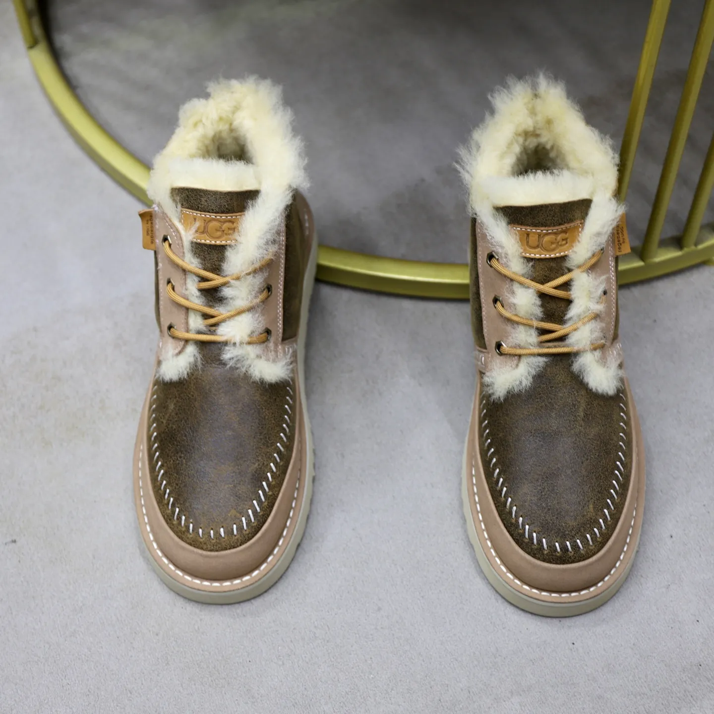 Ex-factory price: 620💰Thick wool imported from Australia Brand: UGG genuine purchase (fur integrated) Size: 39-44 (45 customized) Grade: Official website 1:1 Material: First layer of genuine leather waterproof and antifreeze upper Real wool lining Original non-slip and wear-resistant outsole Style category: Men's casual shoes Trendy style Comfortable on the feet Color: Official website color synchronization